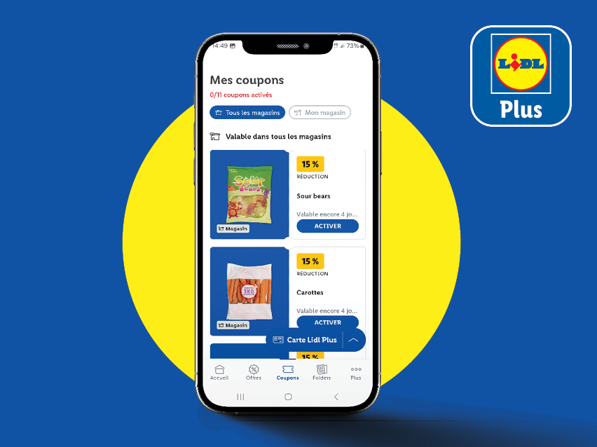 Un smartphone affichant l'application Lidl Plus avec des coupons pour des bonbons et des carottes.