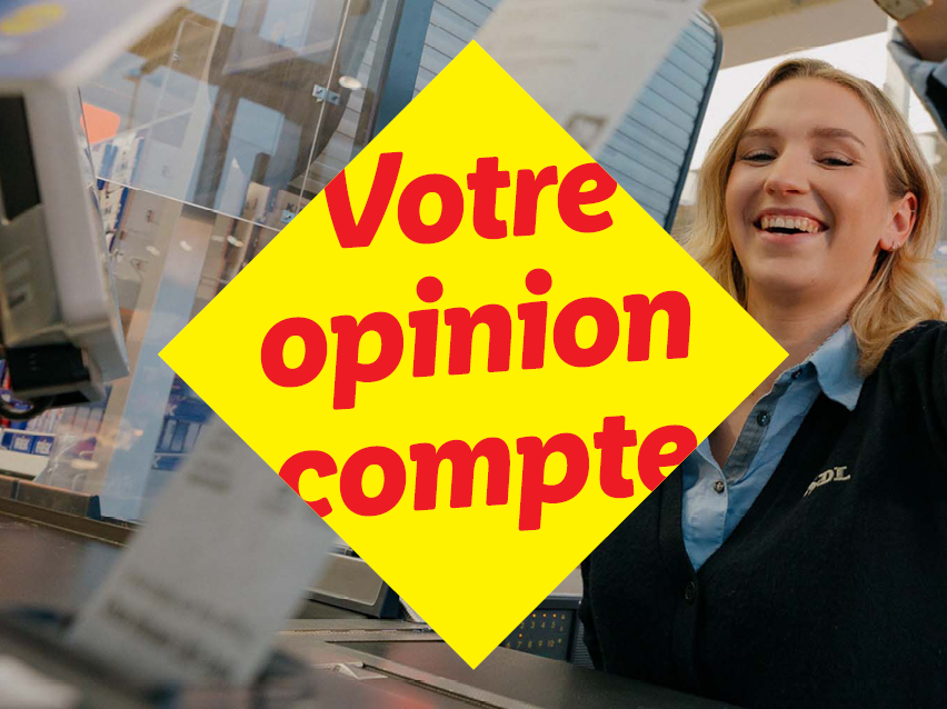 Une caissière souriante avec un message jaune 'Votre opinion compte' en rouge.