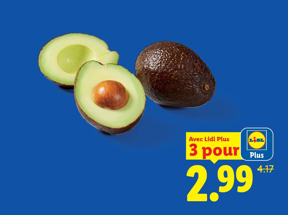 Avocats entiers et coupés en deux, avec une offre spéciale de 3 pour 2,99.