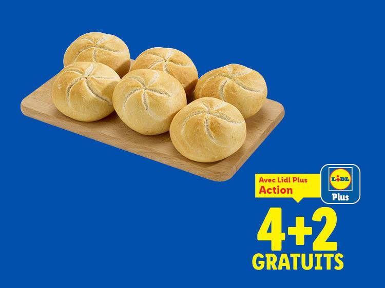 Six petits pains ronds sur une planche en bois, avec une offre 4+2 gratuits.