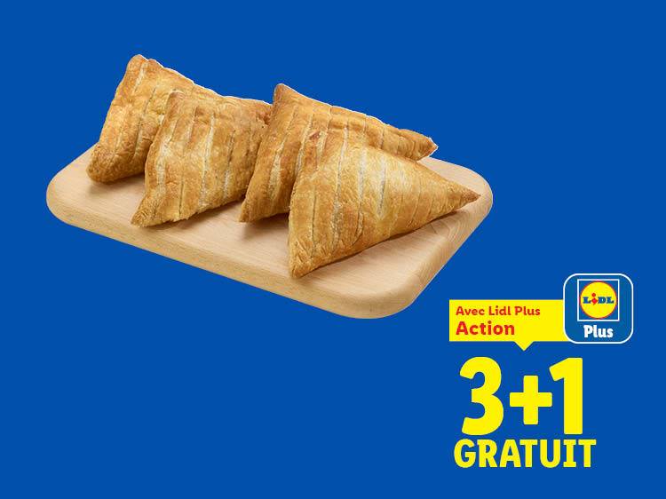 Quatre chaussons dorés sur une planche en bois, avec une offre 3+1 gratuit.