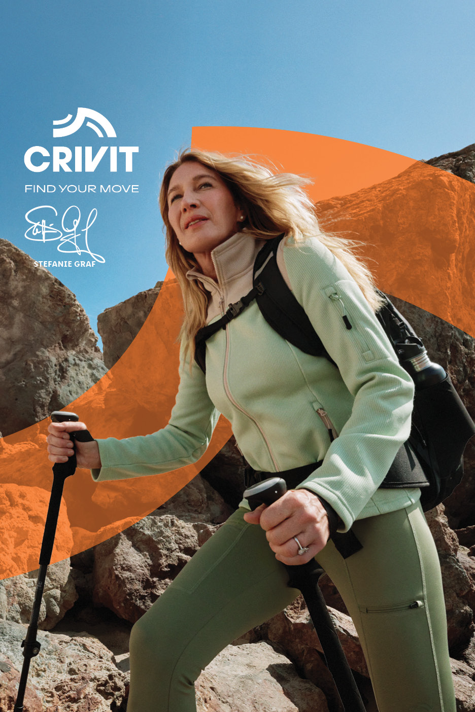 Femme en tenue de randonnée avec bâtons de marche, sac à dos et bouteille d'eau, sur un sentier rocheux.