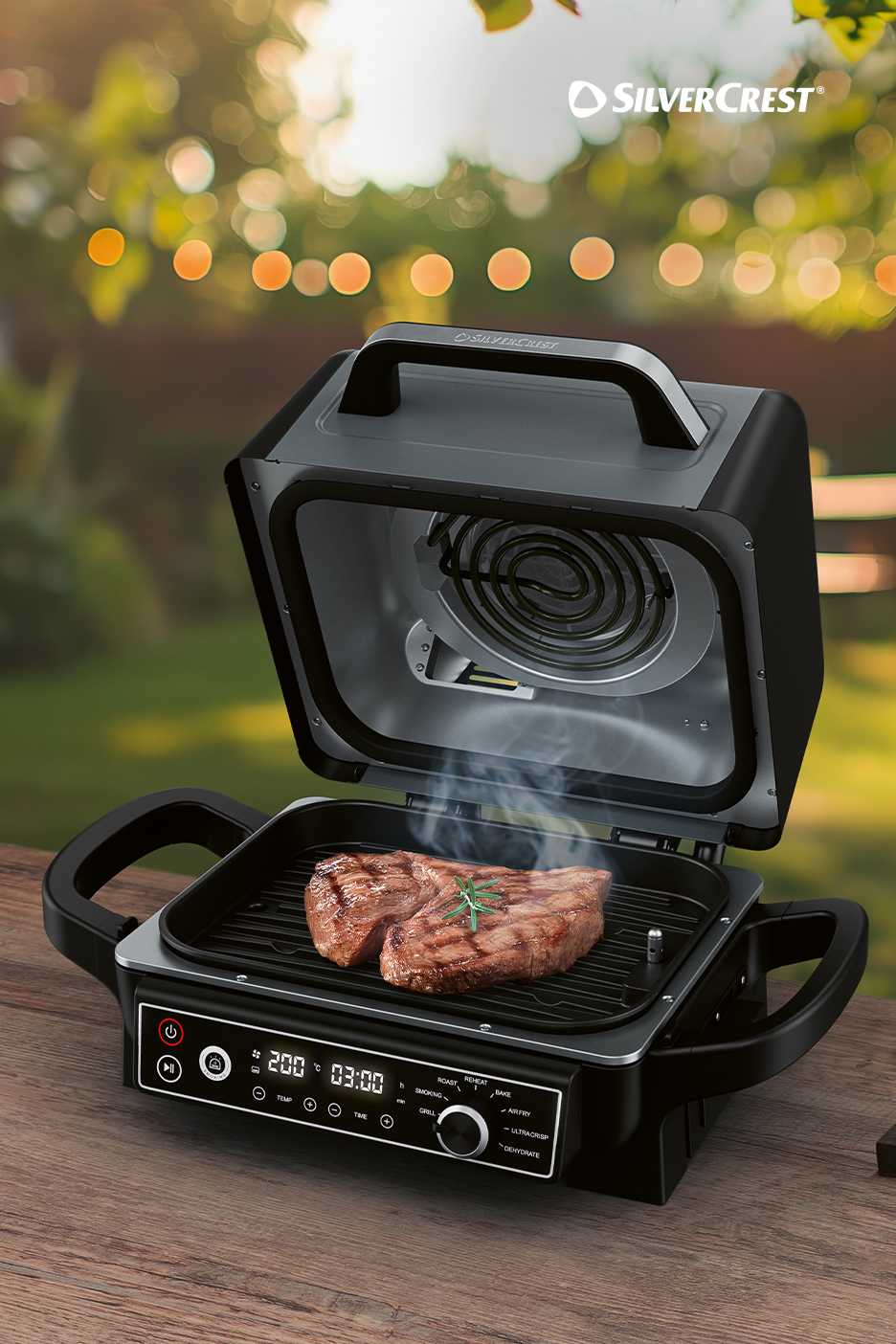 Grill électrique ouvert avec deux steaks sur une table en bois, fond de jardin flou.