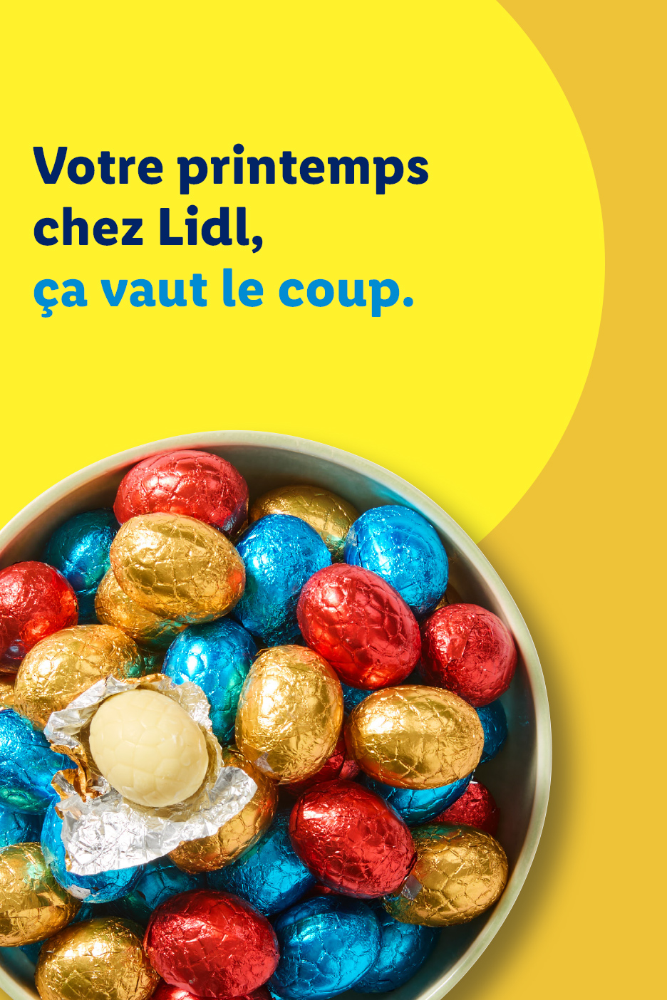 Un bol d'œufs de Pâques colorés, avec un œuf blanc déballé. Texte : Votre printemps chez Lidl, ça vaut le coup.