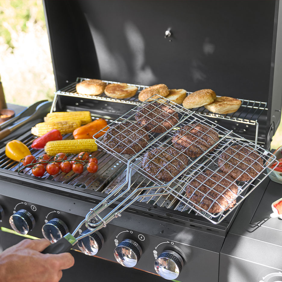 Barbecue à gaz avec burgers, épis de maïs et pains sur la grille.