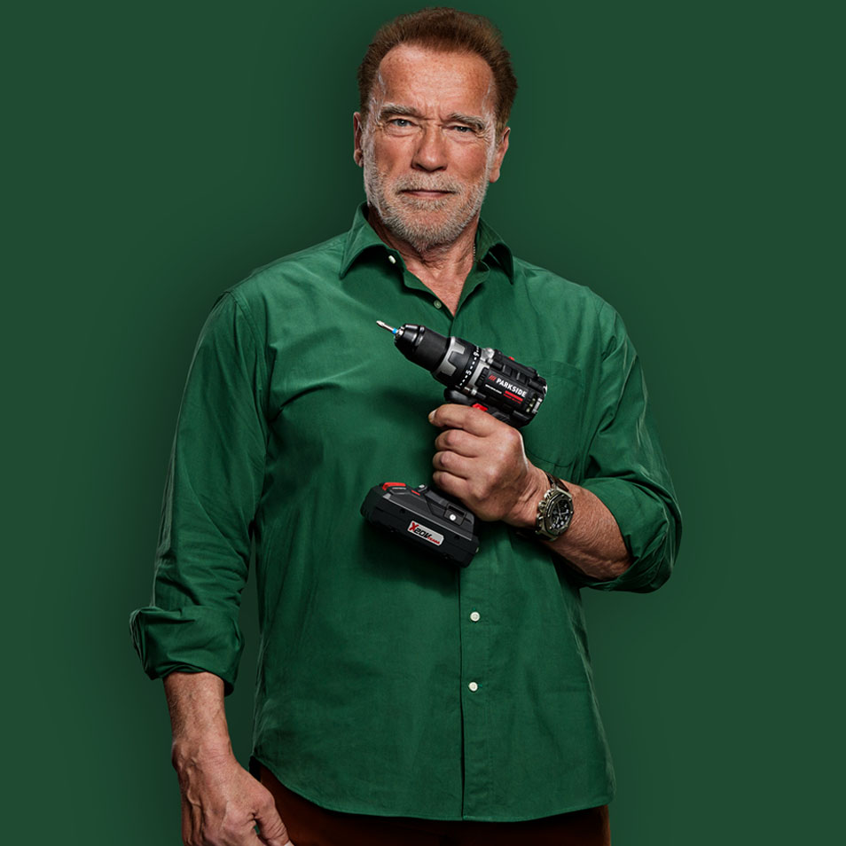 Arnold Schwarzenegger tient une perceuse Parkside.